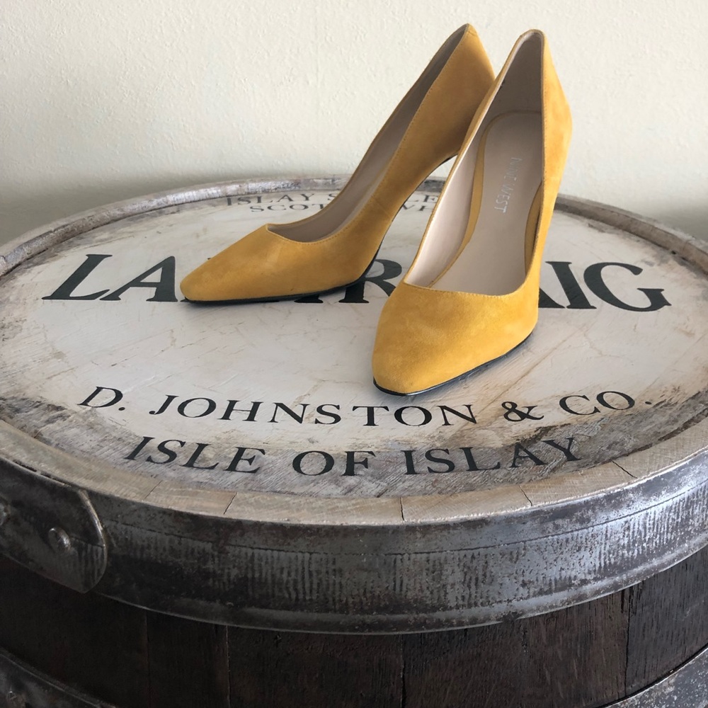 Nine West yellow suede pumps 8.5